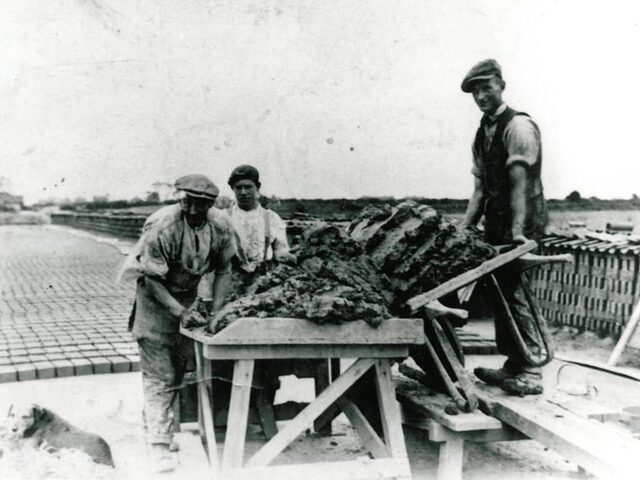 Franks Brickmakers Barton 1920s